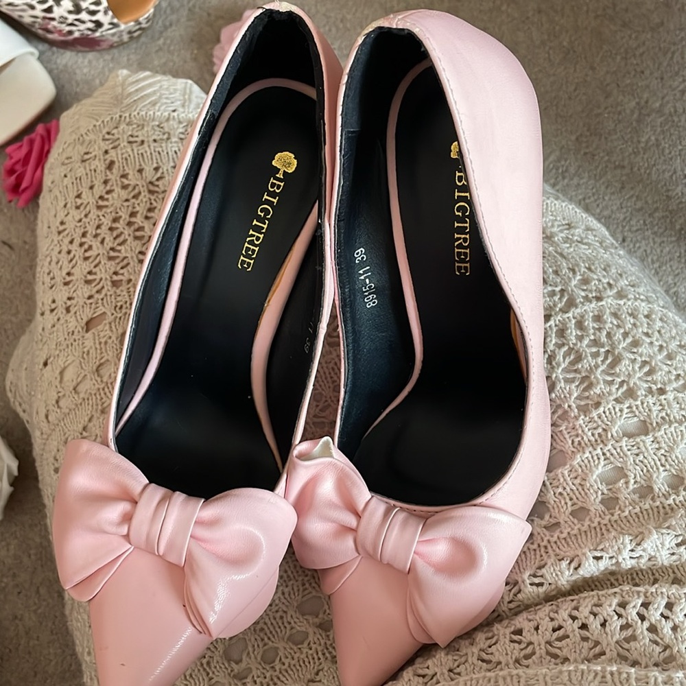 Red soles, Pink bow 🎀 High Heels